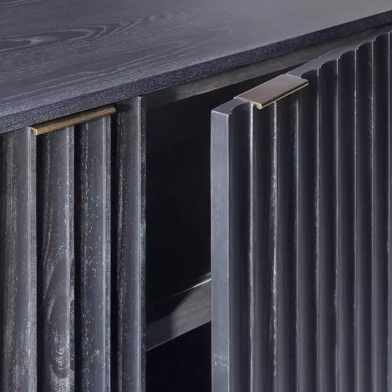 Mobile contenitore in legno con due ante e bordo smerlato