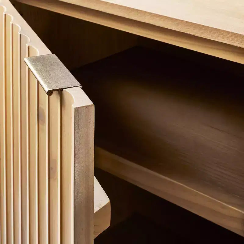 Mobile contenitore in legno con due ante e bordo smerlato